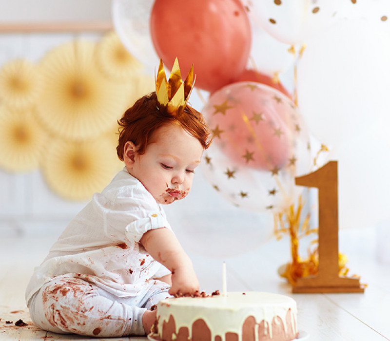 Prvi rođendan bebe. Pokloni, torte i dekoracija